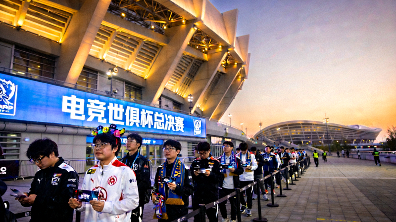电竞世俱杯总决赛场馆外景，观众有序排队入场
